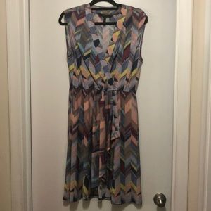 BCBGAXAZRIA Sleeveless Vneck w/ruffle detail